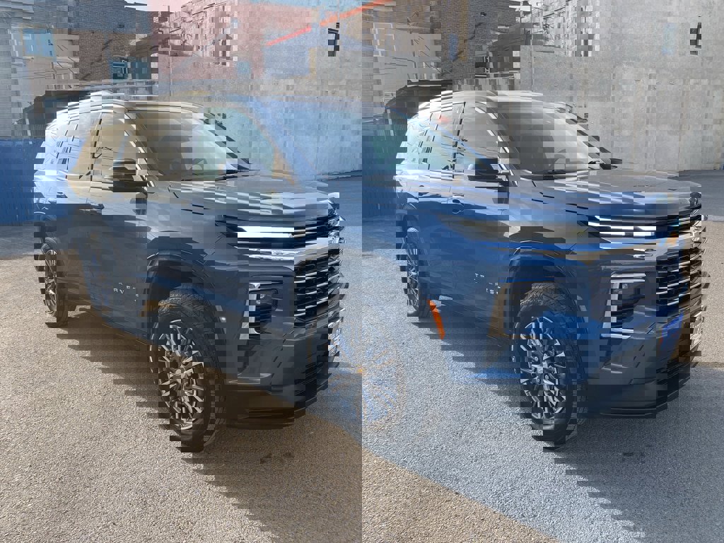 Used 2025 Chevrolet Traverse LT image 10