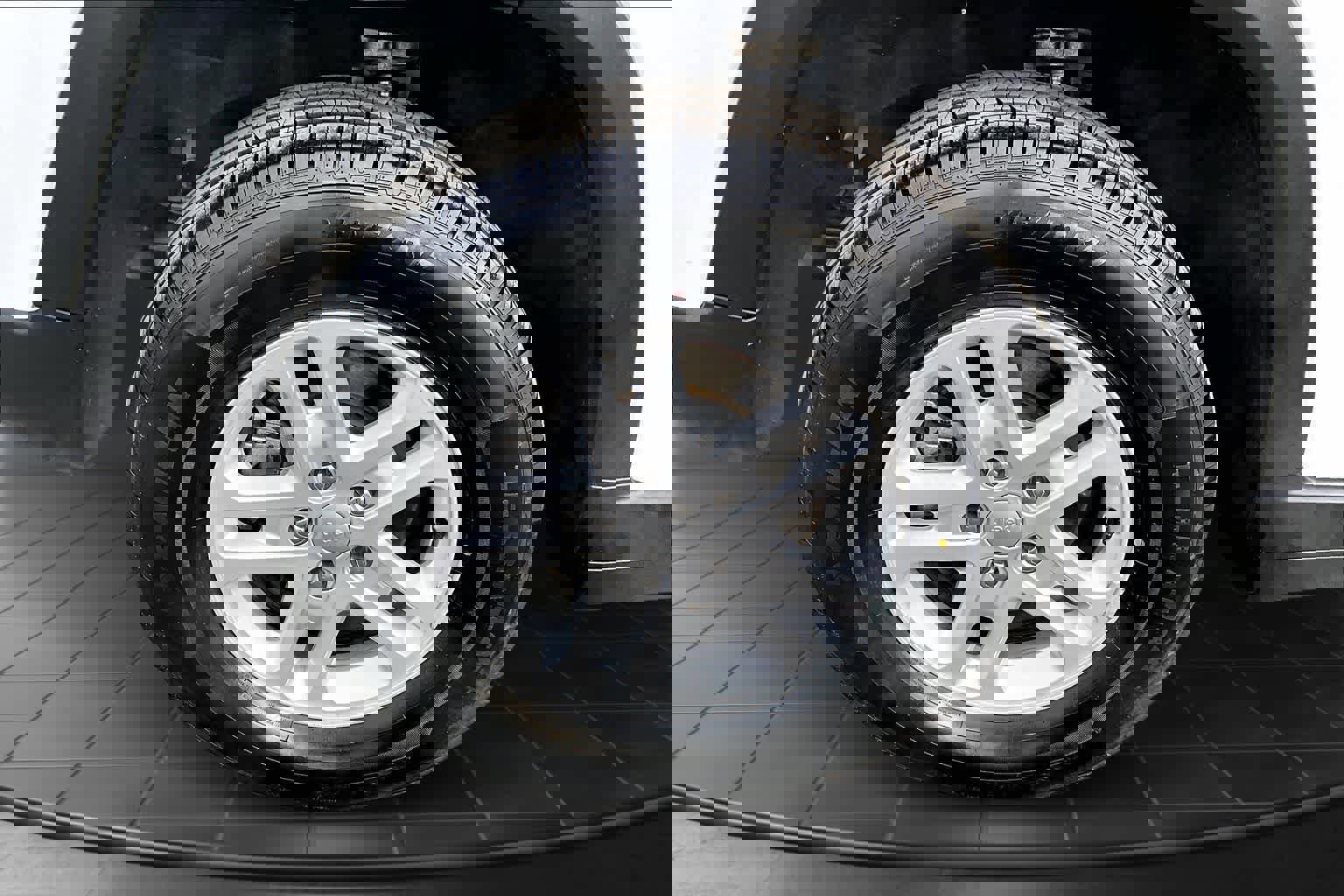 Used 2024 Jeep Grand Cherokee Laredo image 35