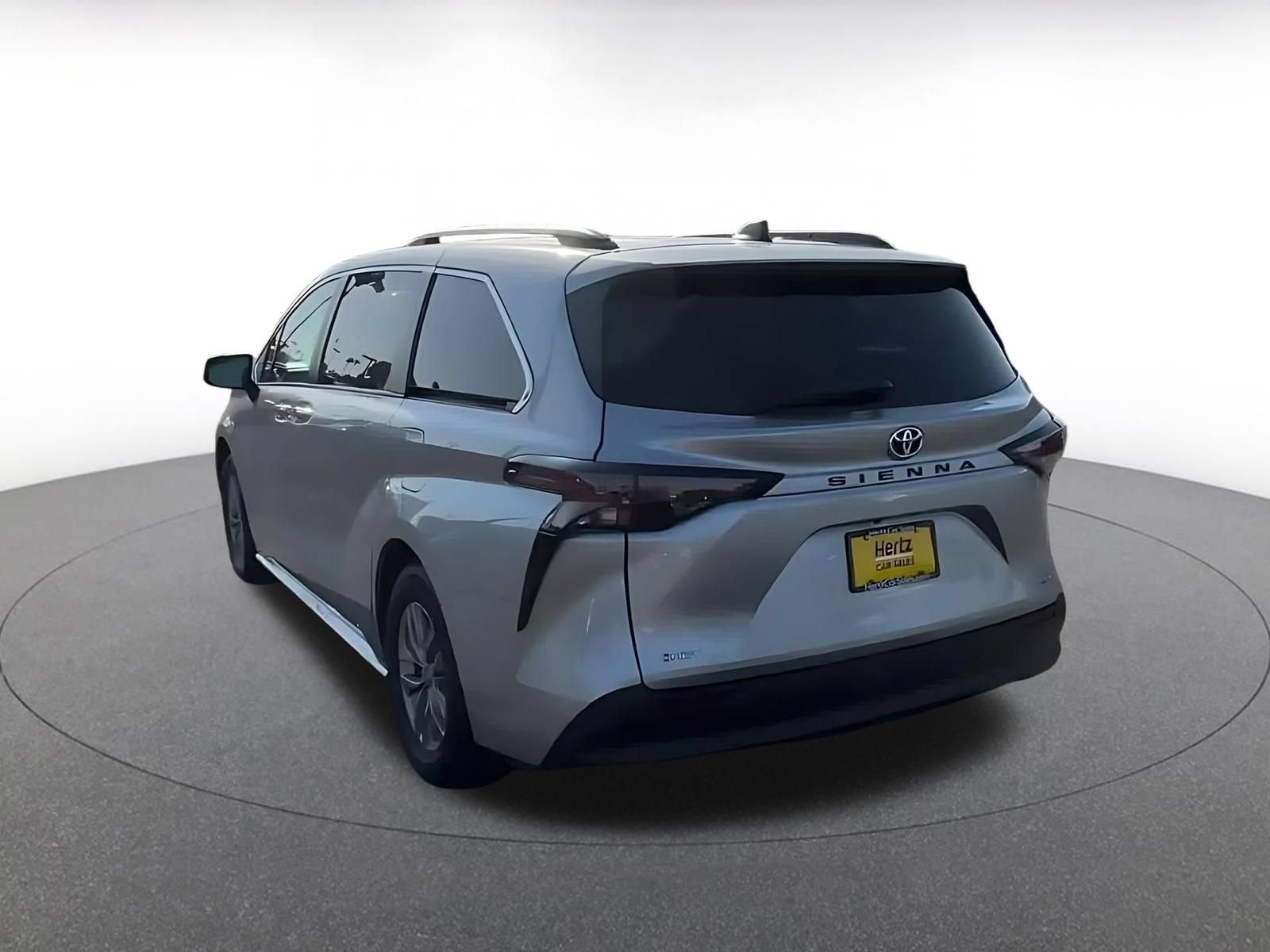 Used 2025 Toyota Sienna XLE FWD image 10