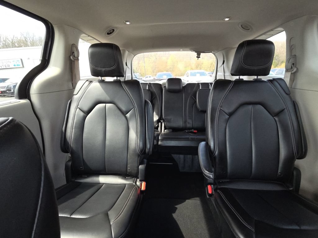 Used 2023 Chrysler Pacifica Touring-L FWD image 25