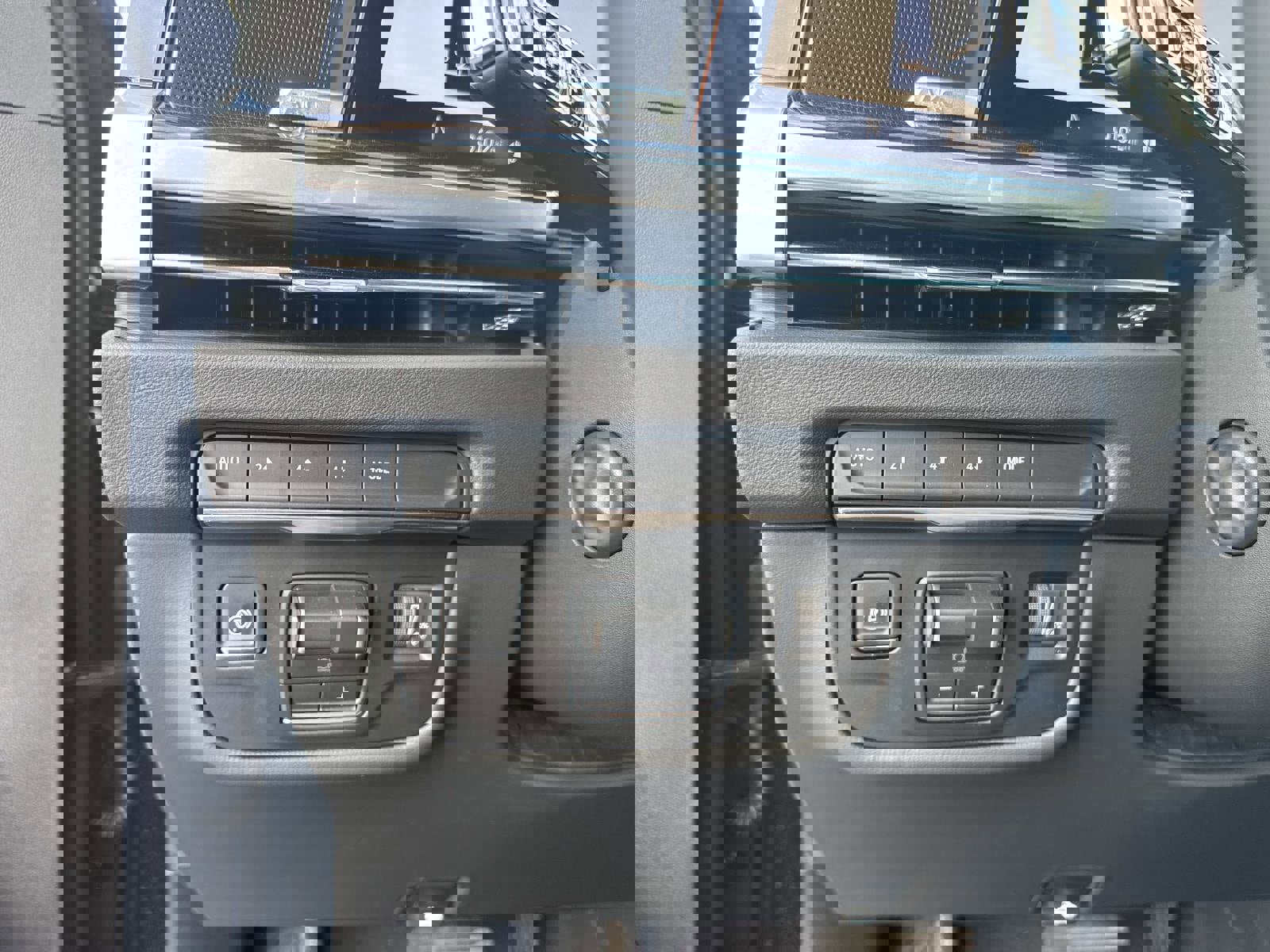 Certified 2025 Cadillac Escalade ESV Premium Luxury image 31