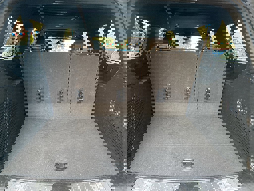 Used 2025 Chevrolet Suburban Premier image 16