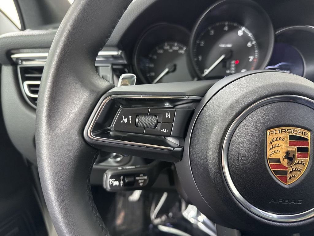 Certified 2025 Porsche Macan image 38
