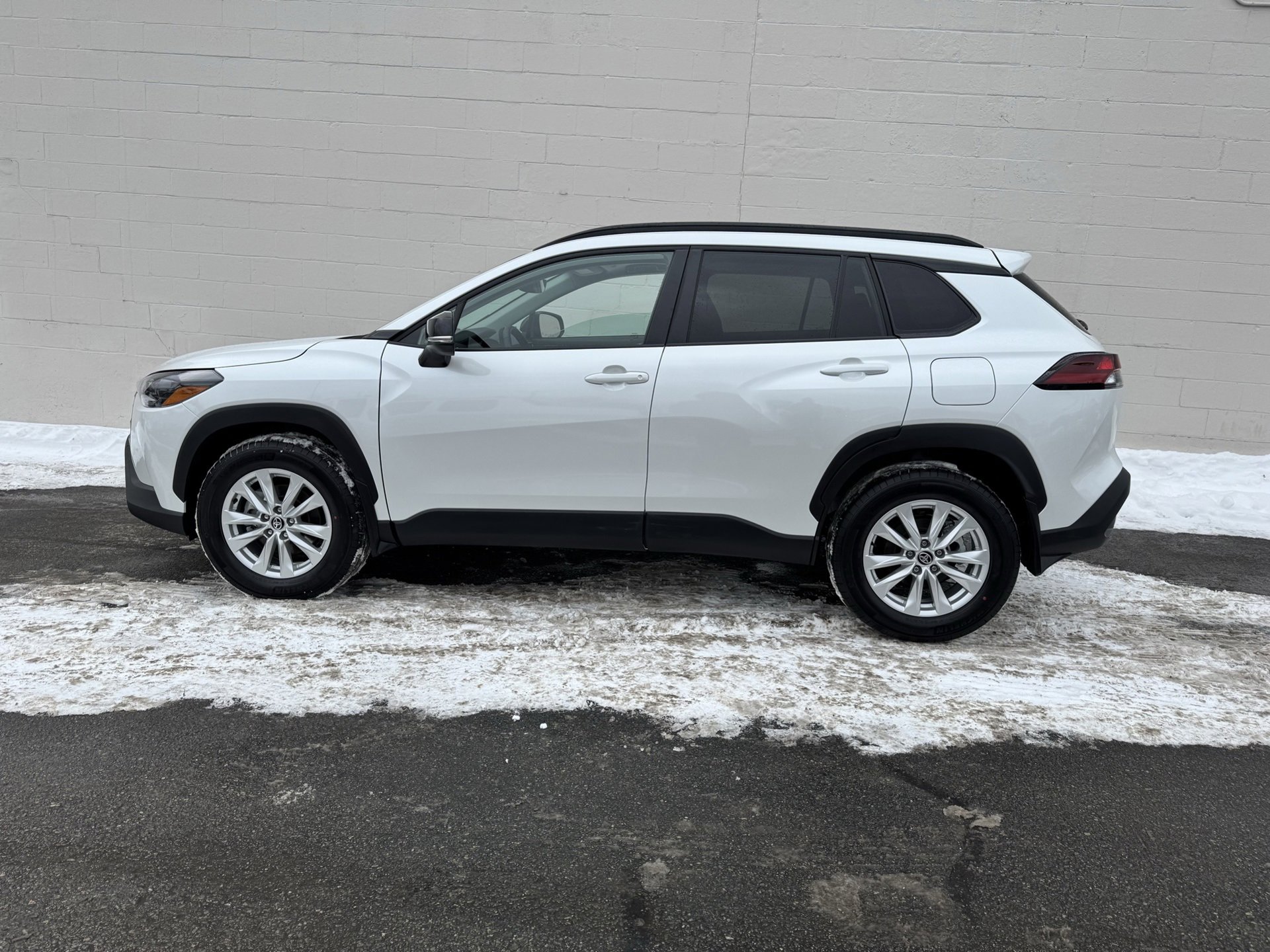 Used 2026 Toyota Corolla Cross LE image 2