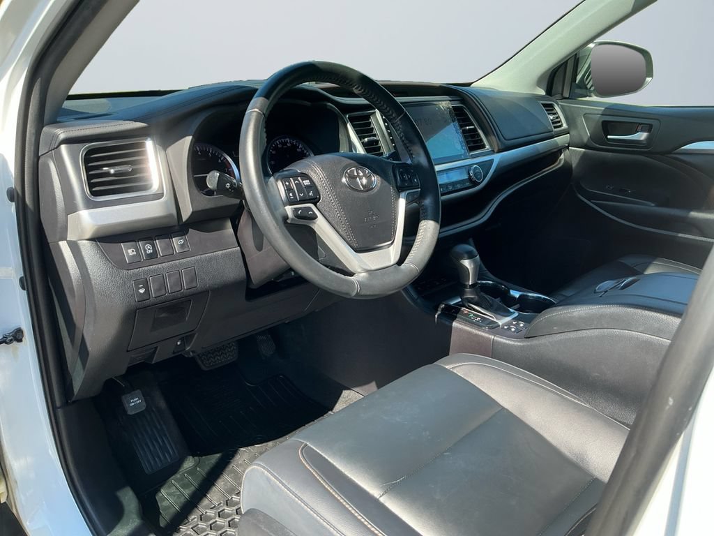 Used 2019 Toyota Highlander XLE AWD/4WD image 11