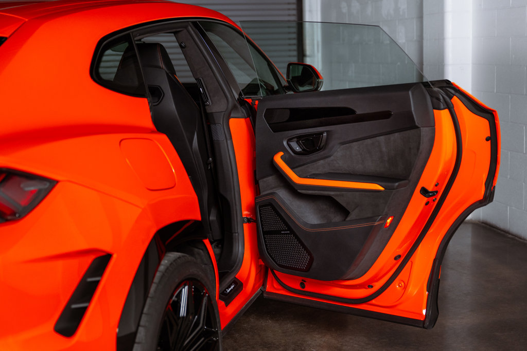Used 2025 Lamborghini Urus SE AWD/4WD image 36