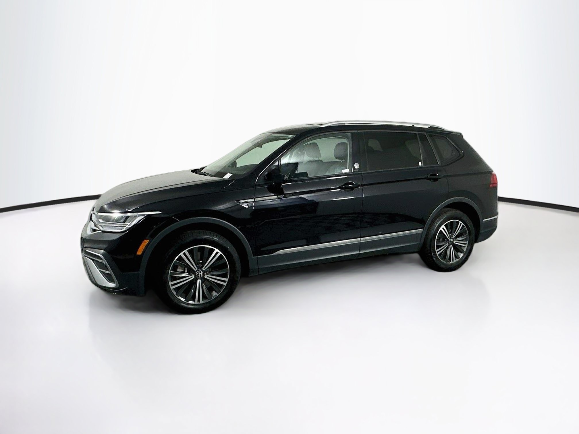 Used 2024 Volkswagen Tiguan Wolfsburg Edition FWD image 4