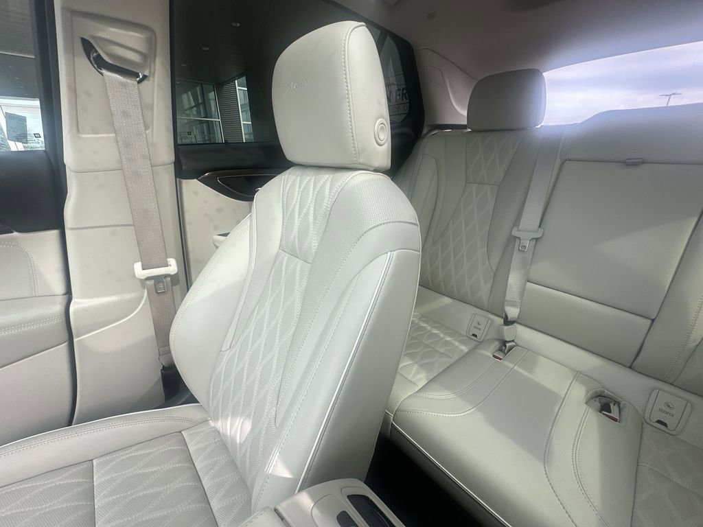 Used 2023 Buick Envision Avenir image 12