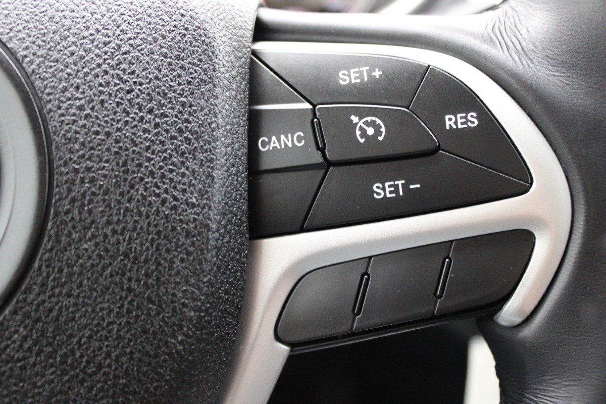 Used 2015 Jeep Cherokee Trailhawk AWD/4WD image 17