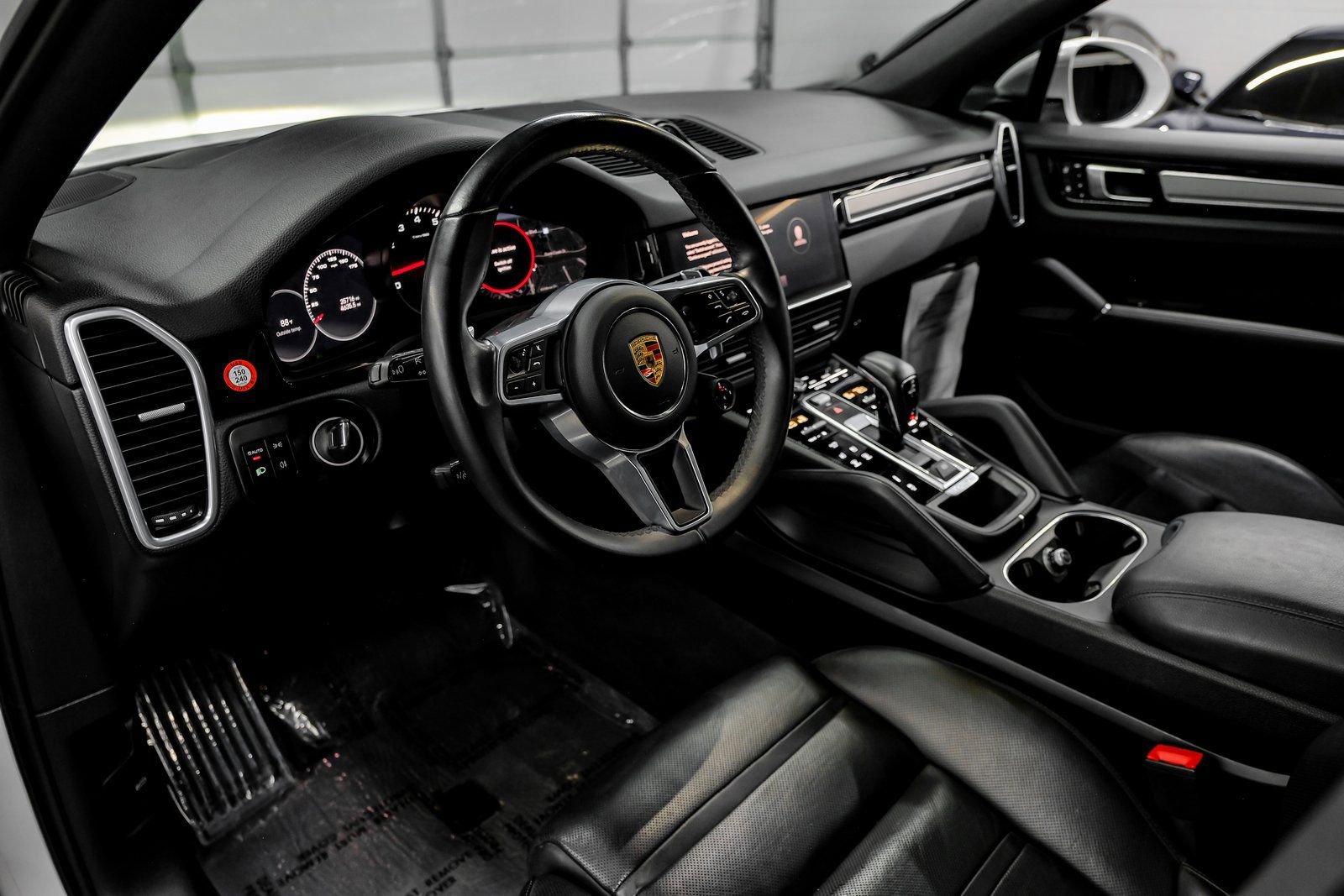 Used 2023 Porsche Cayenne Coupe image 3