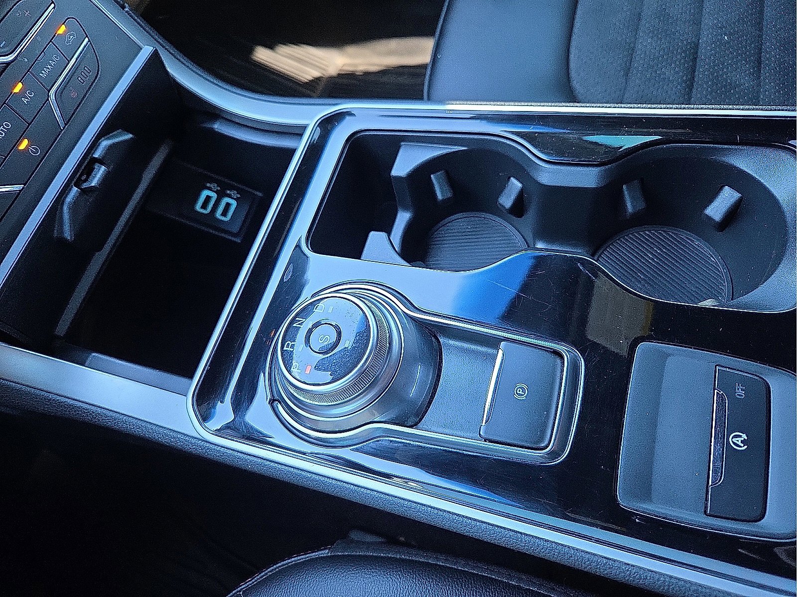 Used 2020 Ford Edge ST-Line w/ Cold Weather Package image 25