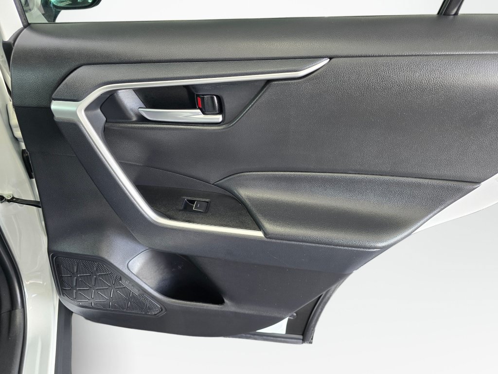 Used 2025 Toyota RAV4 XLE AWD/4WD image 39