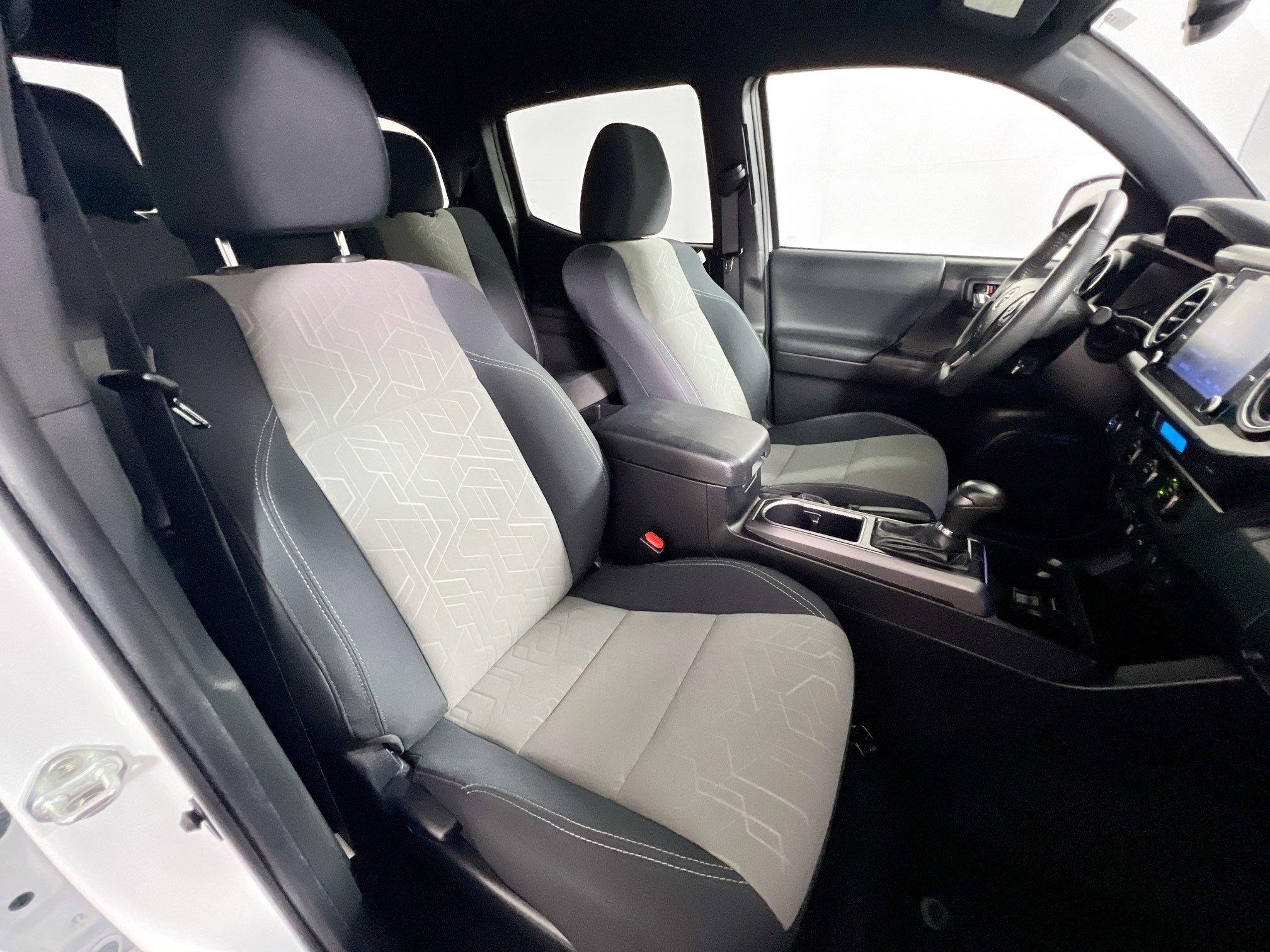 Used 2022 Toyota Tacoma TRD Sport w/ Technology Package image 31