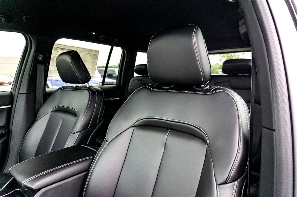 New 2025 Jeep Grand Cherokee Limited w/ Black Appearance Package image 9