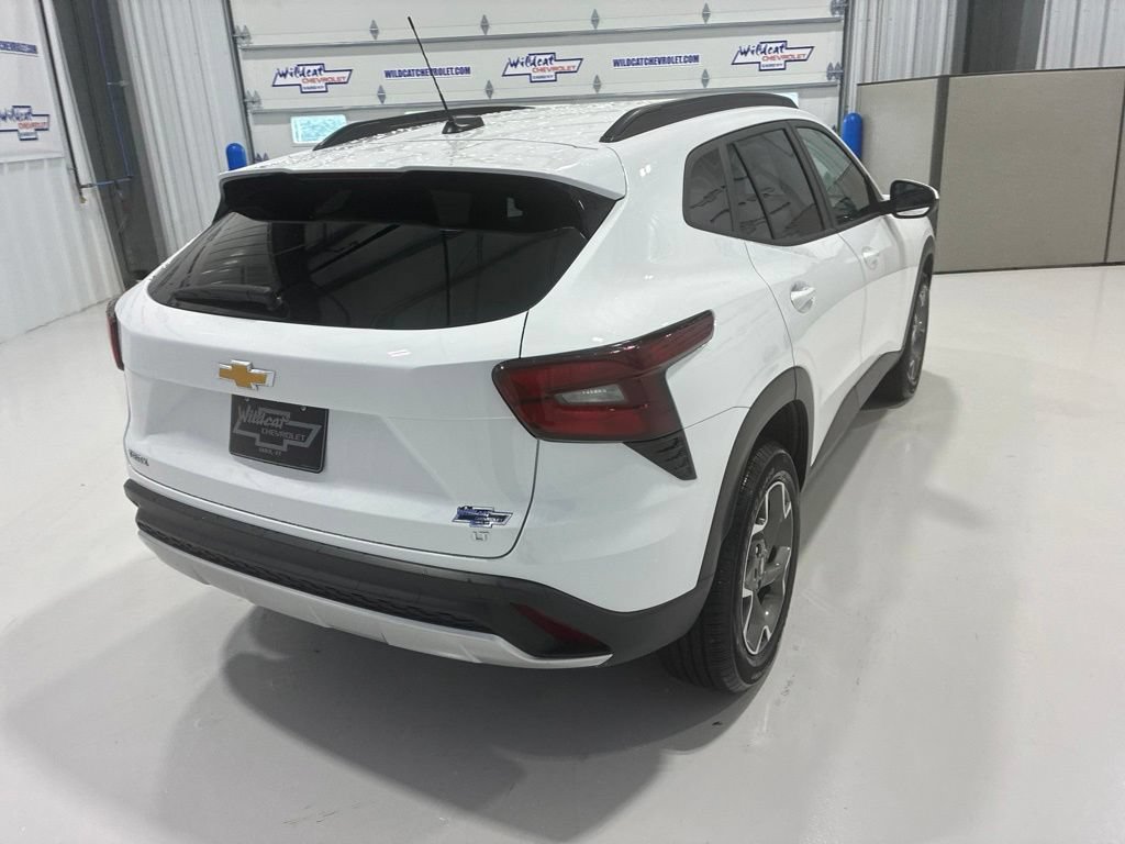 Used 2025 Chevrolet Trax LT FWD image 6