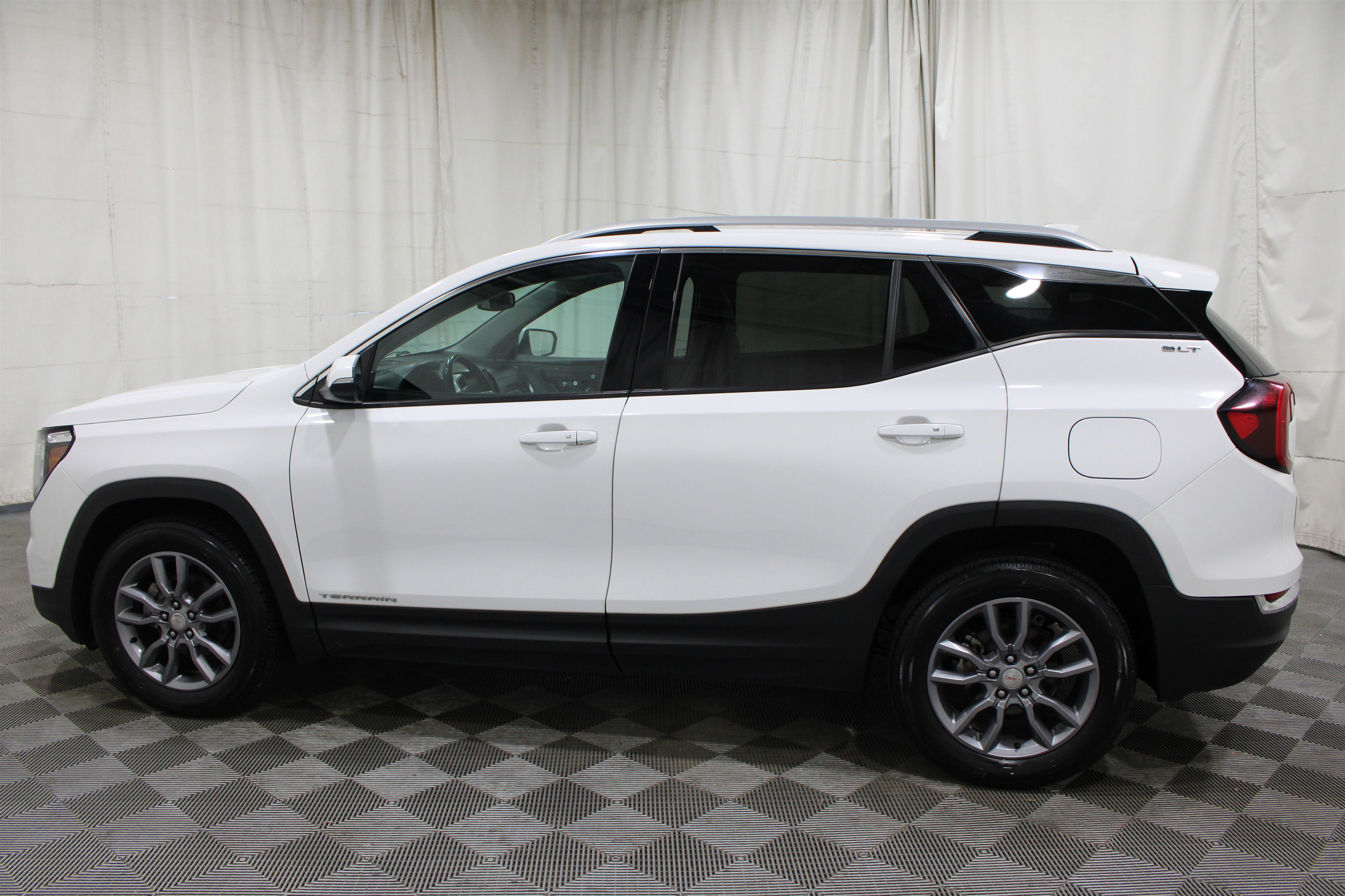 Used 2023 GMC Terrain SLT AWD/4WD image 34