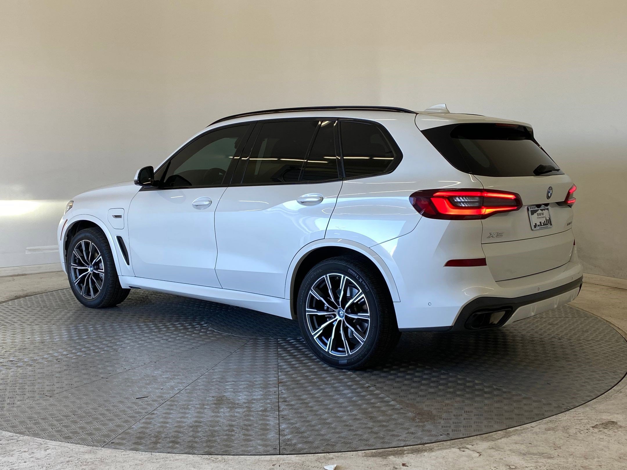 Certified 2023 BMW X5 xDrive45e w/ M Sport Package image 3