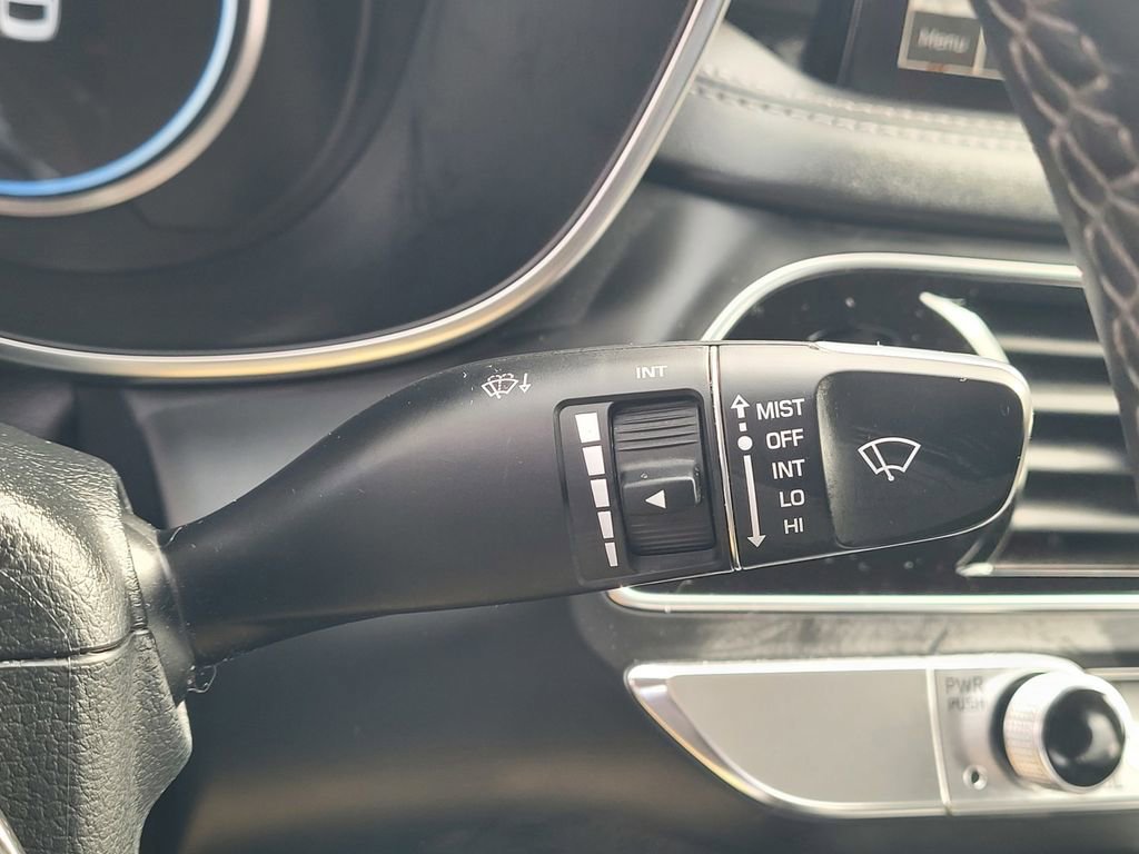 Used 2023 Genesis G70 2.0T image 17