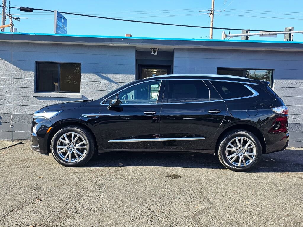 Used 2023 Buick Enclave Essence image 3