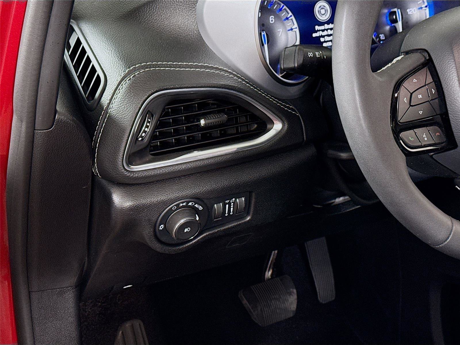 Used 2025 Chrysler Pacifica Limited image 4