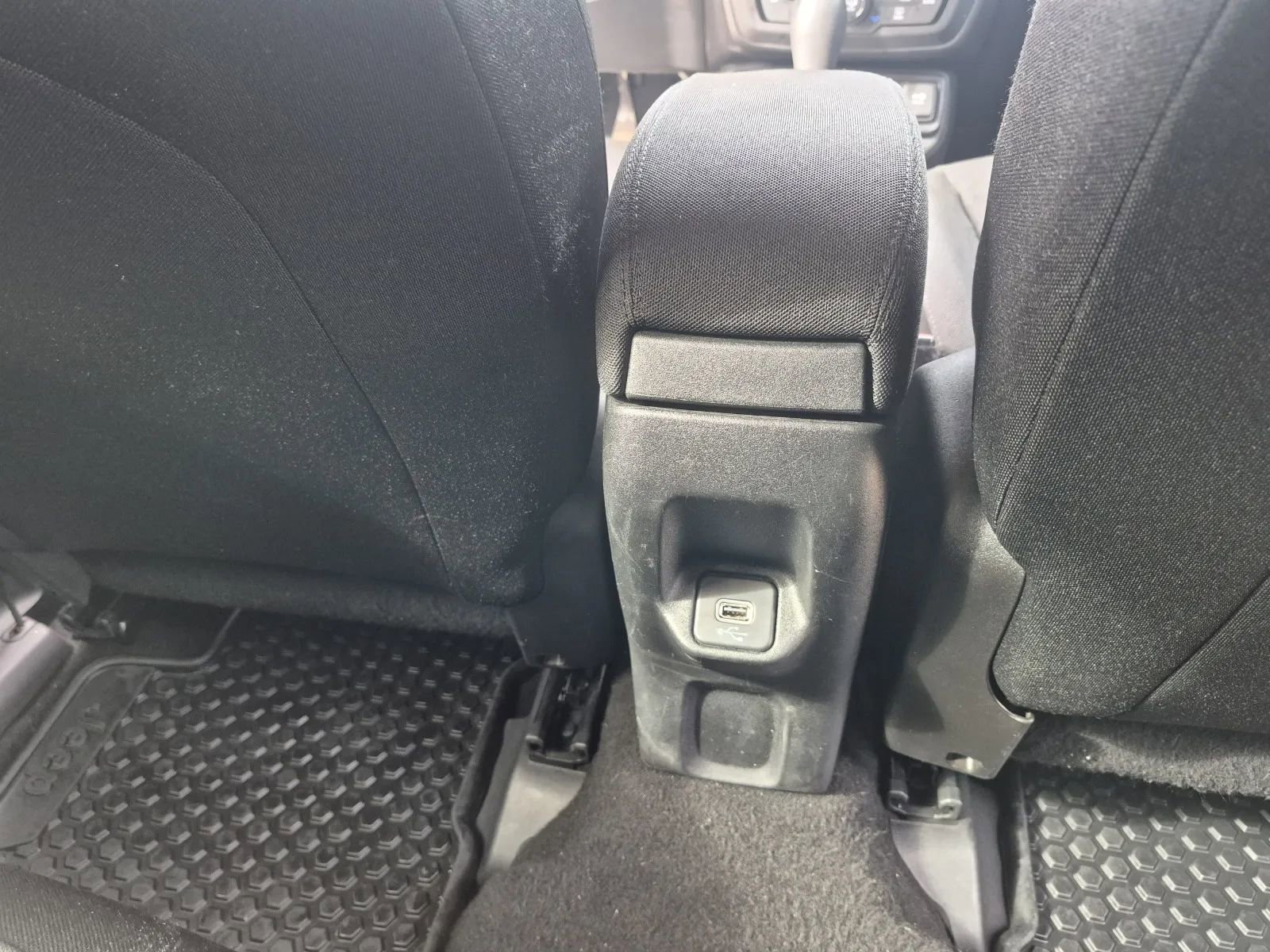 Used 2019 Jeep Renegade Latitude FWD image 19