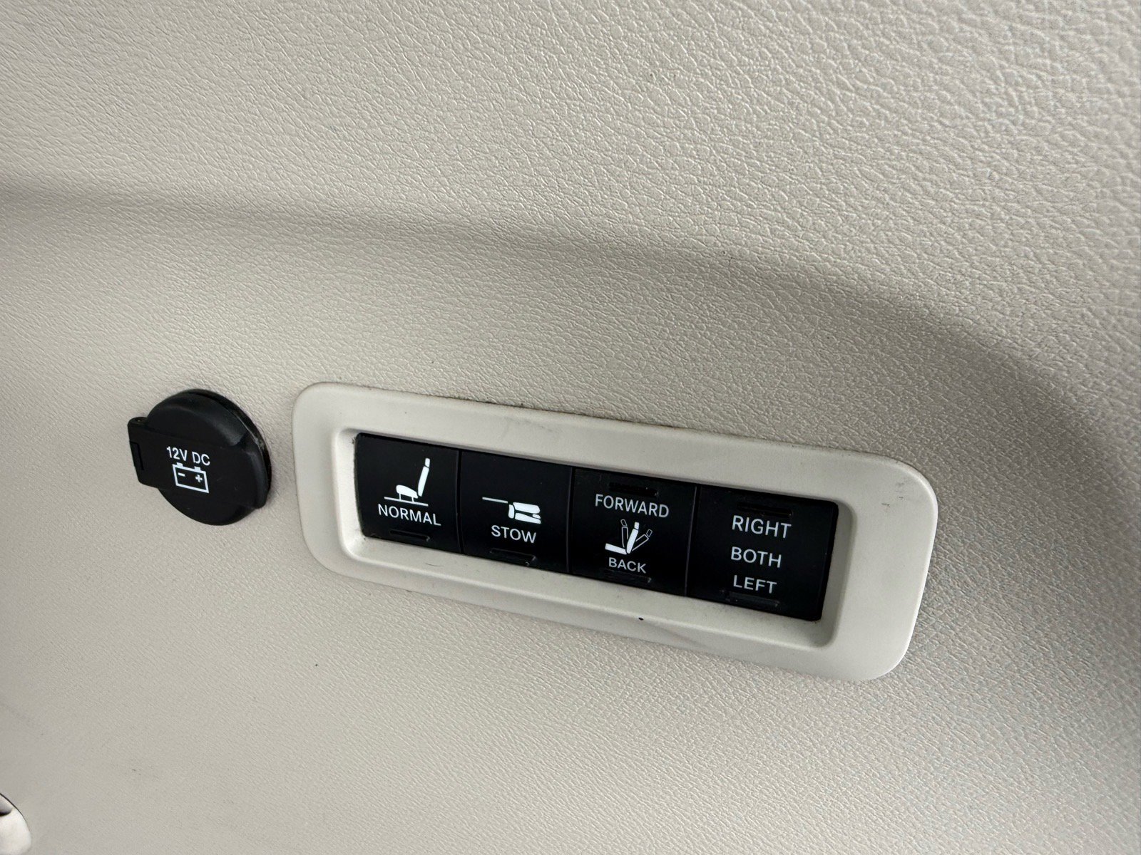 Used 2020 Chrysler Pacifica Limited w/ Advanced Safetytec Group FWD image 18