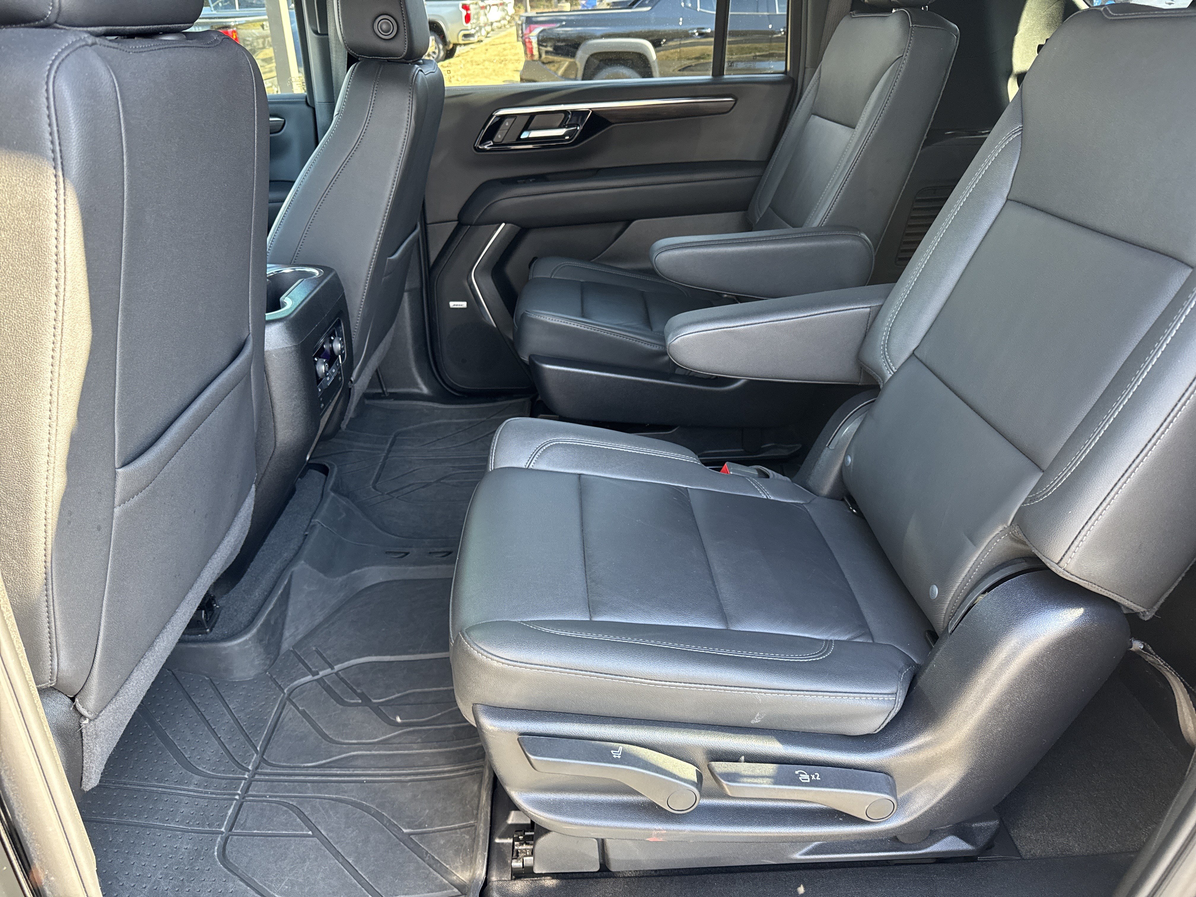 Used 2025 Chevrolet Suburban LT w/ Comfort Package RWD image 23