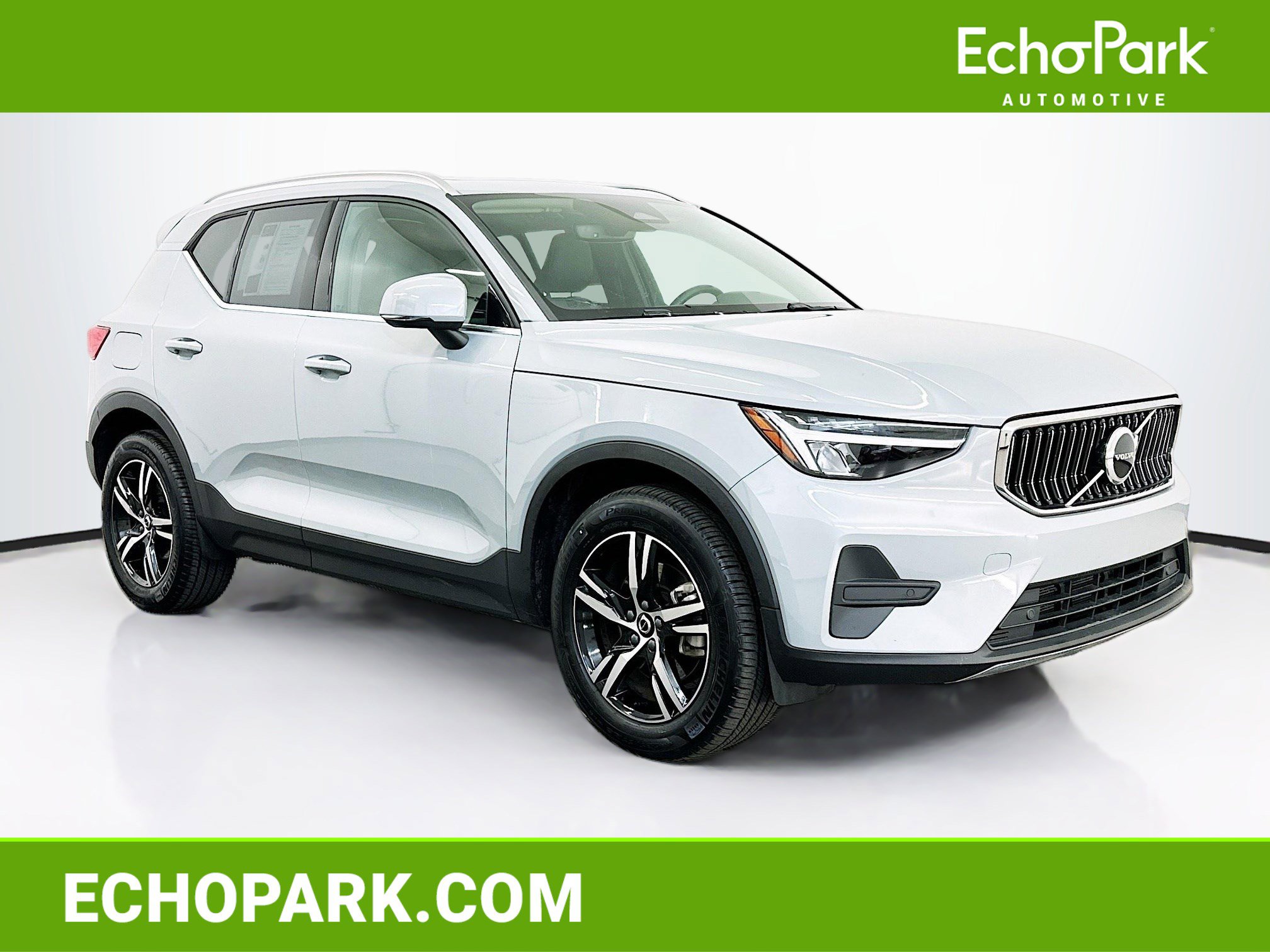 Used 2025 Volvo XC40 B5 Core image 1