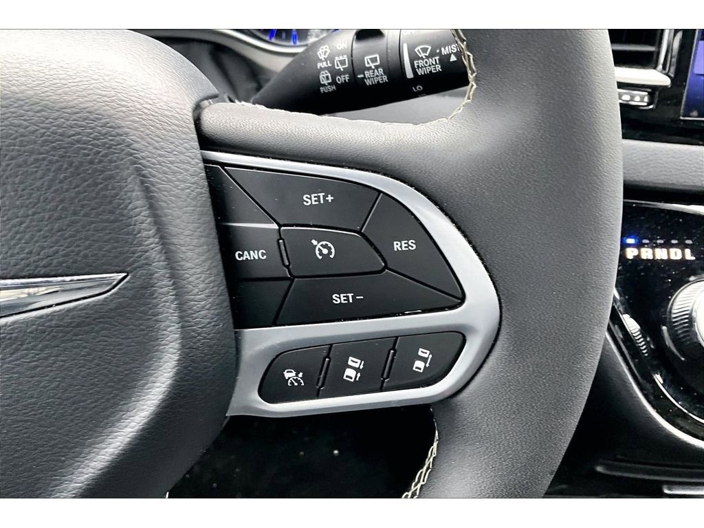 Certified 2025 Chrysler Pacifica Select image 26