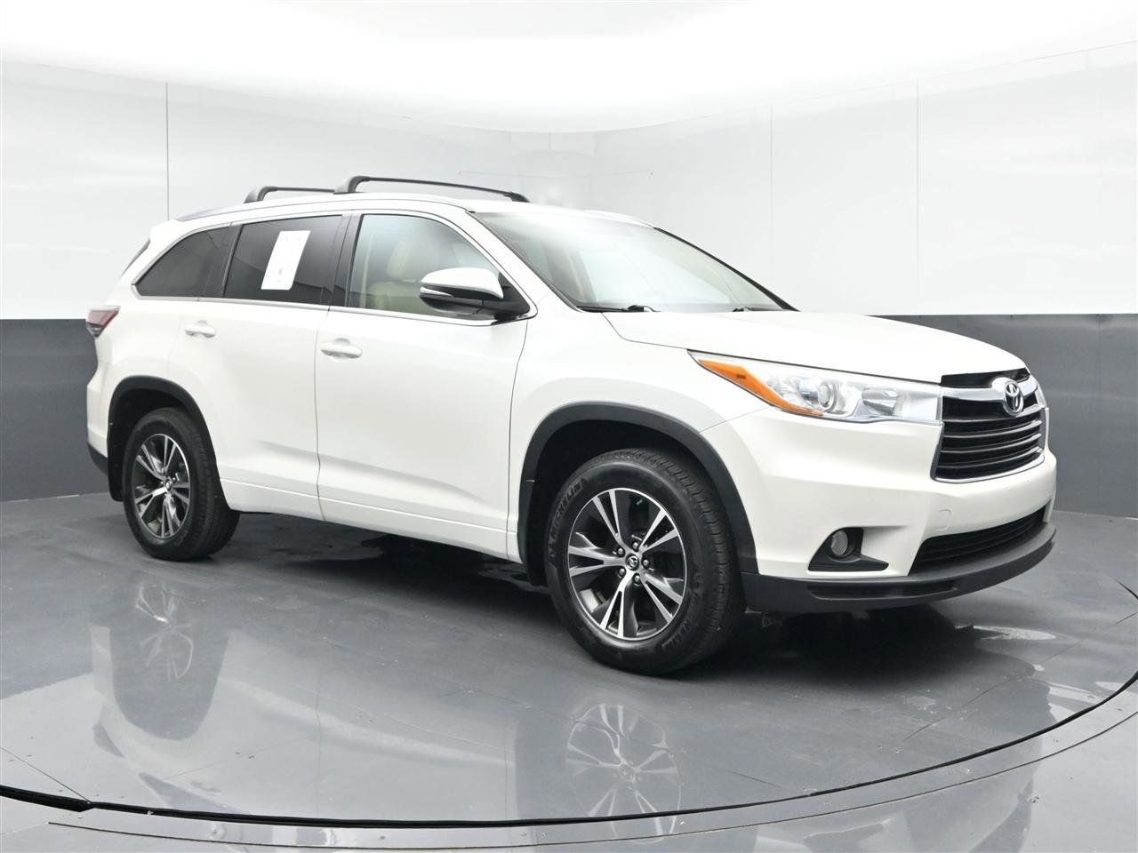 Used 2016 Toyota Highlander XLE AWD/4WD image 3