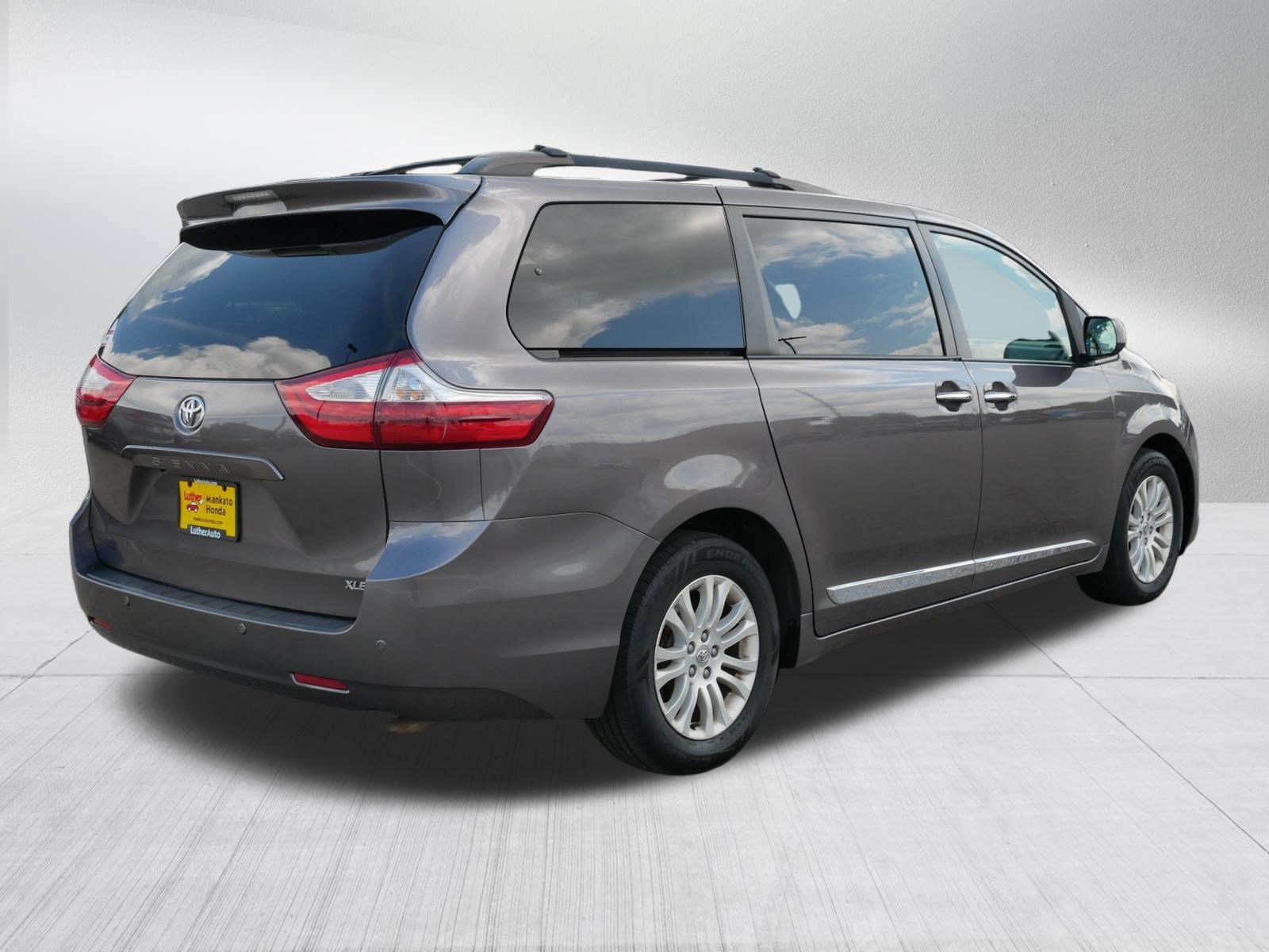 Used 2015 Toyota Sienna XLE w/ XLE Navigation Package FWD image 7