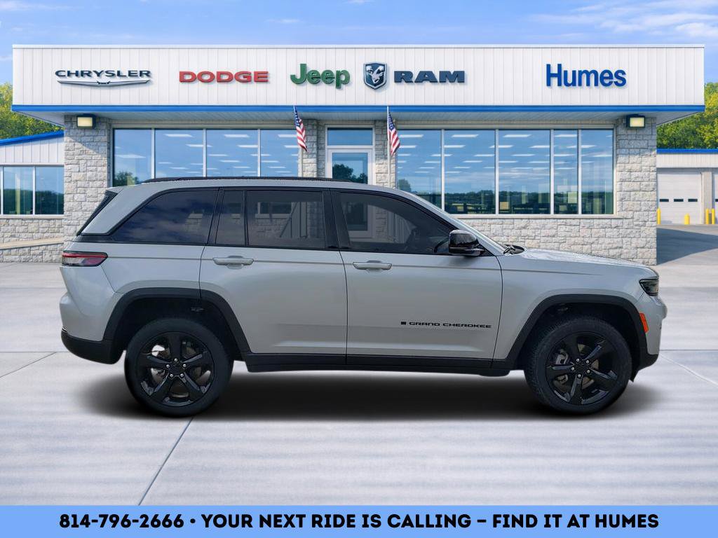 Used 2023 Jeep Grand Cherokee Altitude AWD/4WD image 2