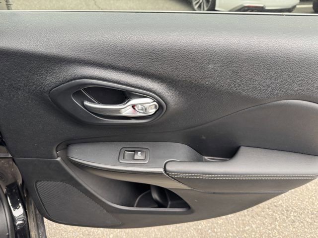 Used 2016 Jeep Cherokee Limited image 32