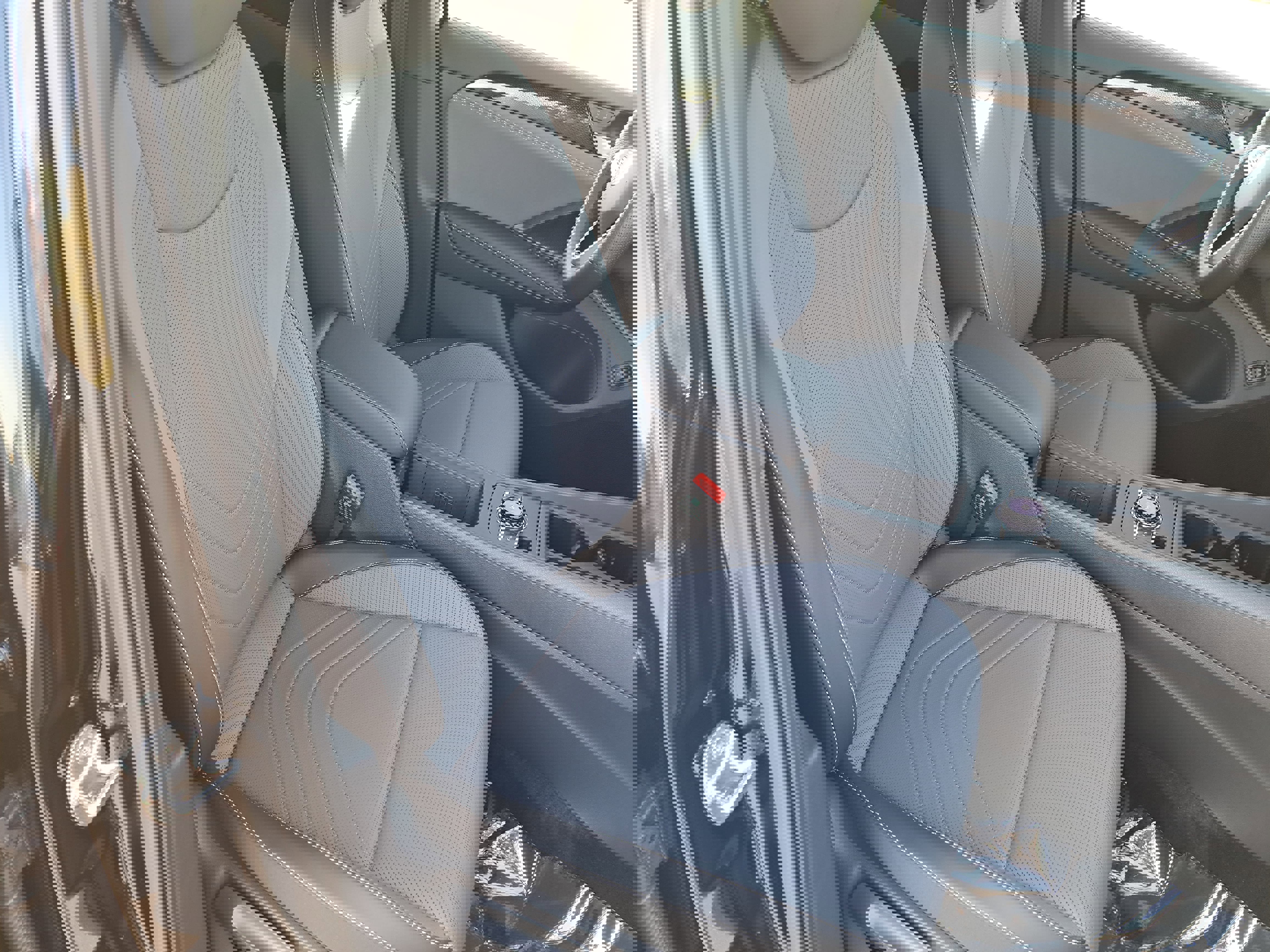 Used 2025 Volkswagen Tiguan SE R-Line image 10