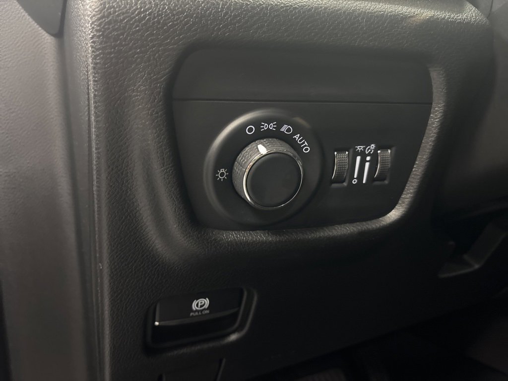 Used 2025 Jeep Grand Cherokee Altitude image 14