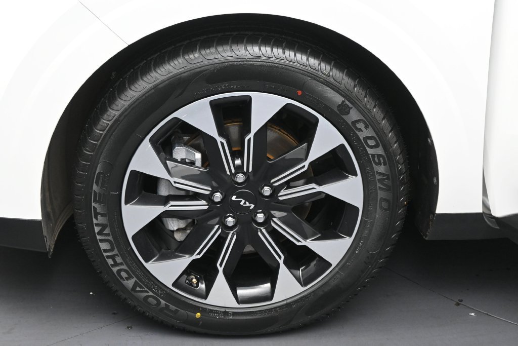 Used 2024 Kia Carnival EX FWD image 38