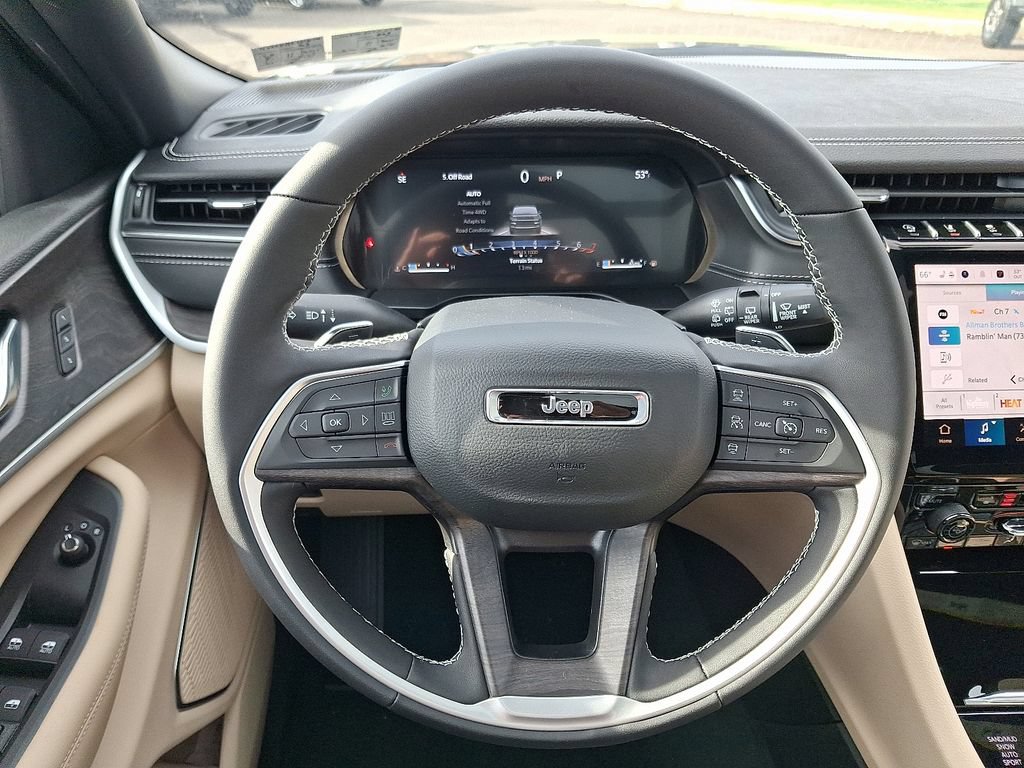 New 2025 Jeep Grand Cherokee Limited w/ Luxury Tech Group II AWD/4WD image 16