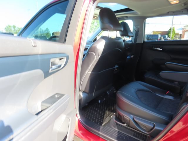 Used 2024 Toyota Highlander LE AWD/4WD image 20