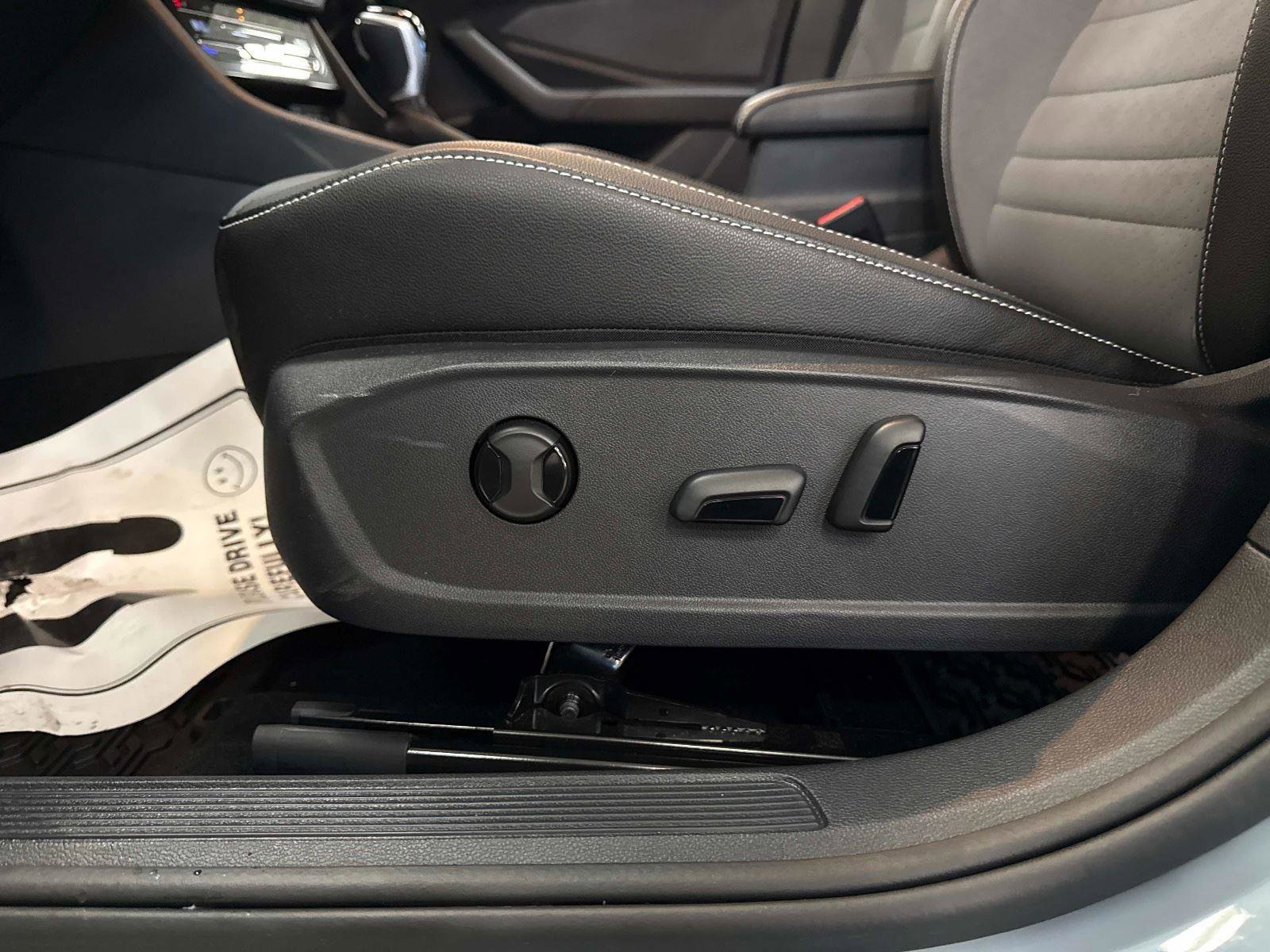 Used 2025 Volkswagen Jetta SE FWD image 19