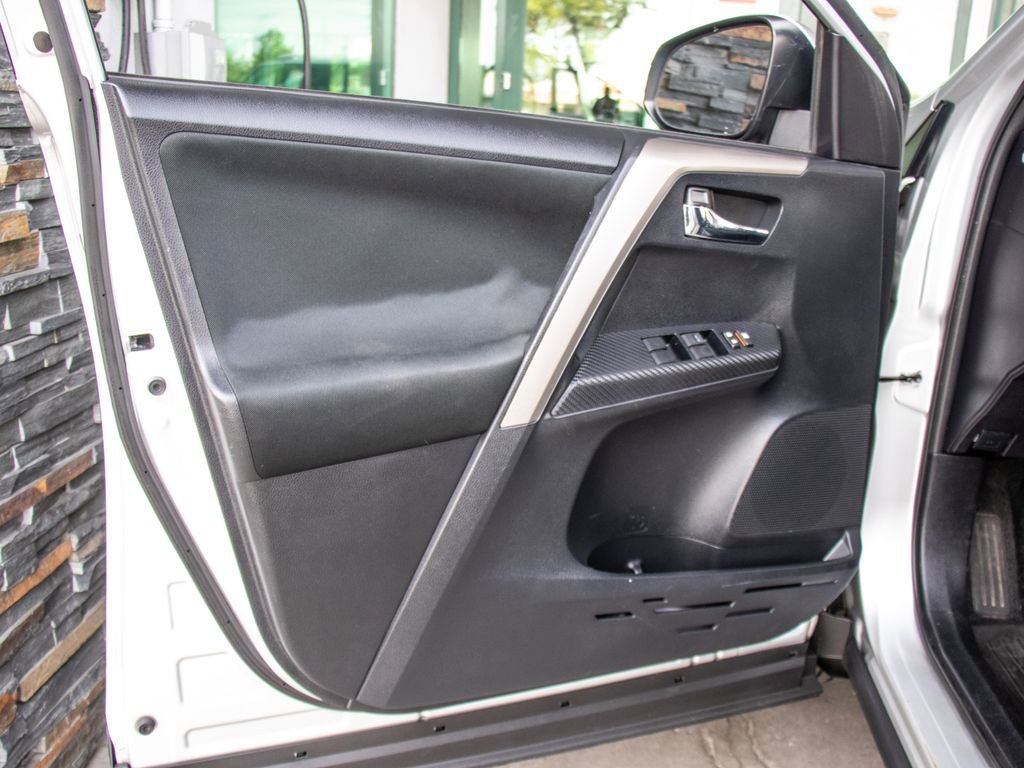 Used 2014 Toyota RAV4 XLE AWD/4WD image 9