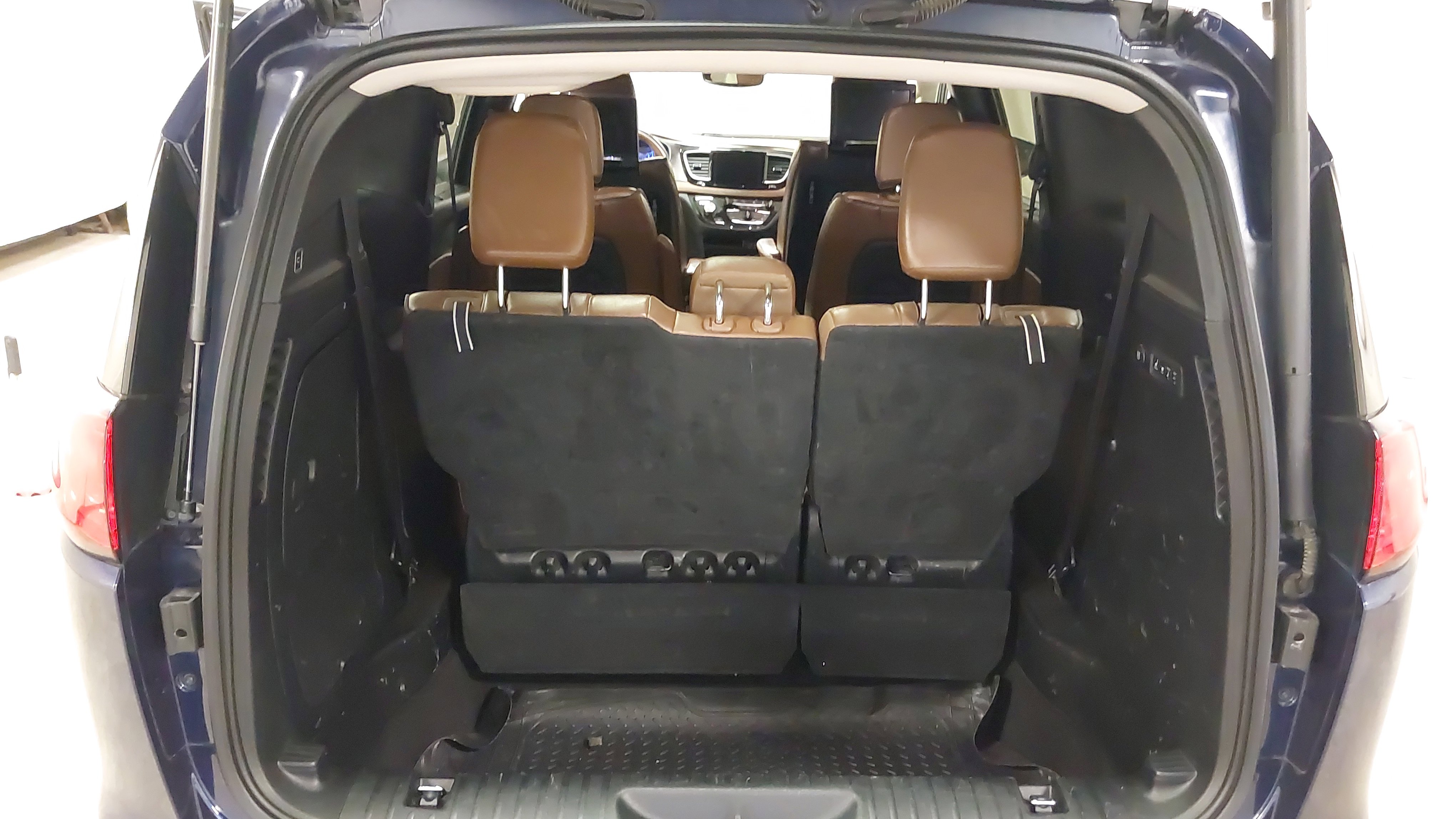 Used 2017 Chrysler Pacifica Limited w/ UConnect Theater Package image 28