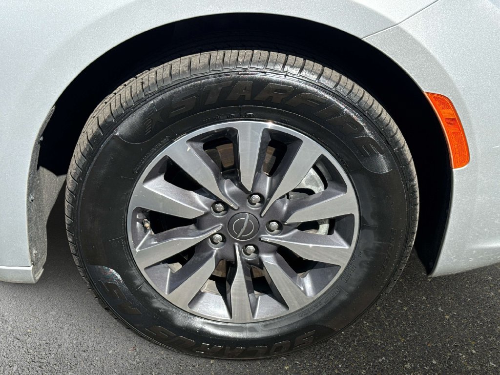 Used 2024 Chrysler Pacifica Limited FWD image 5