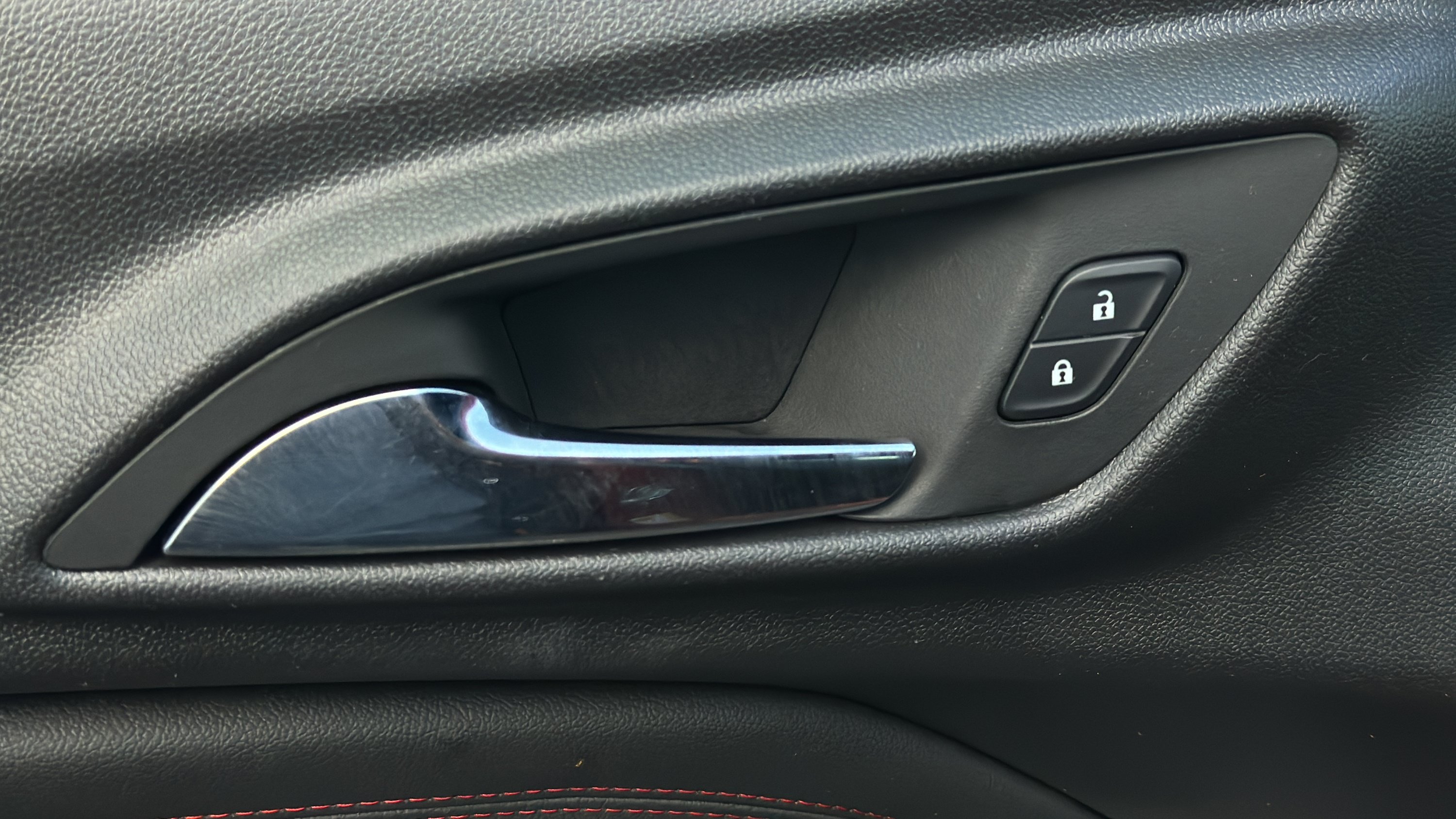 Used 2024 Chevrolet Trax RS w/ Sunroof Package FWD image 23