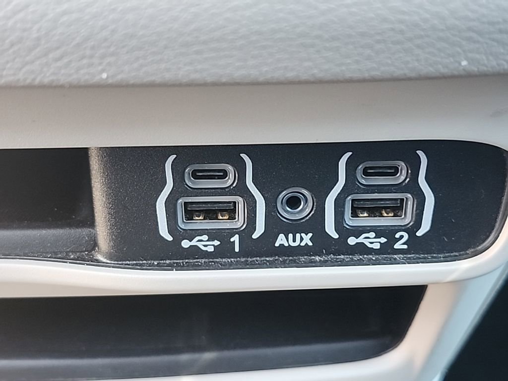 Used 2024 Chrysler Pacifica Touring-L image 10