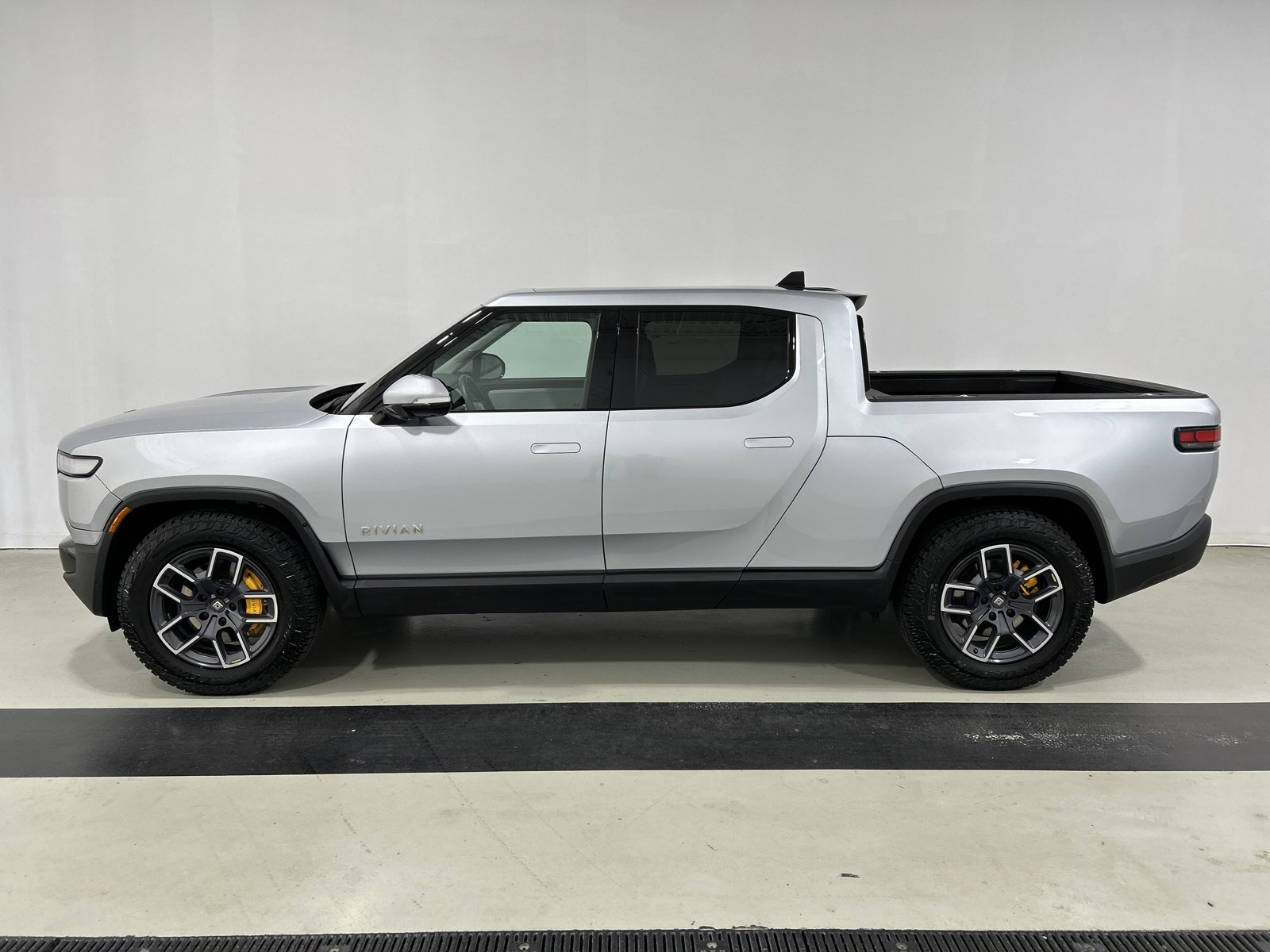 Used 2023 Rivian R1T Adventure AWD/4WD image 2