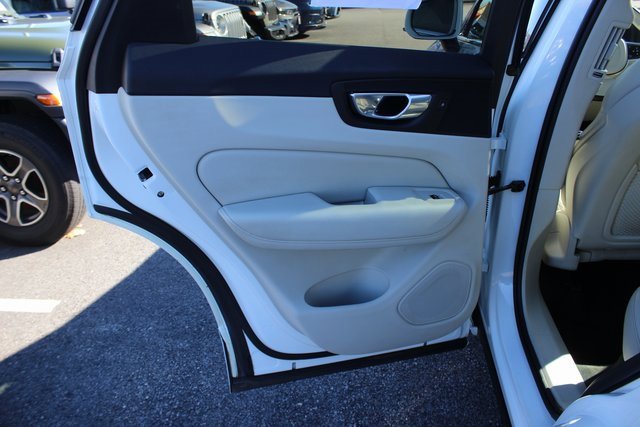Used 2018 Volvo XC60 T6 Momentum w/ Advanced Package image 23