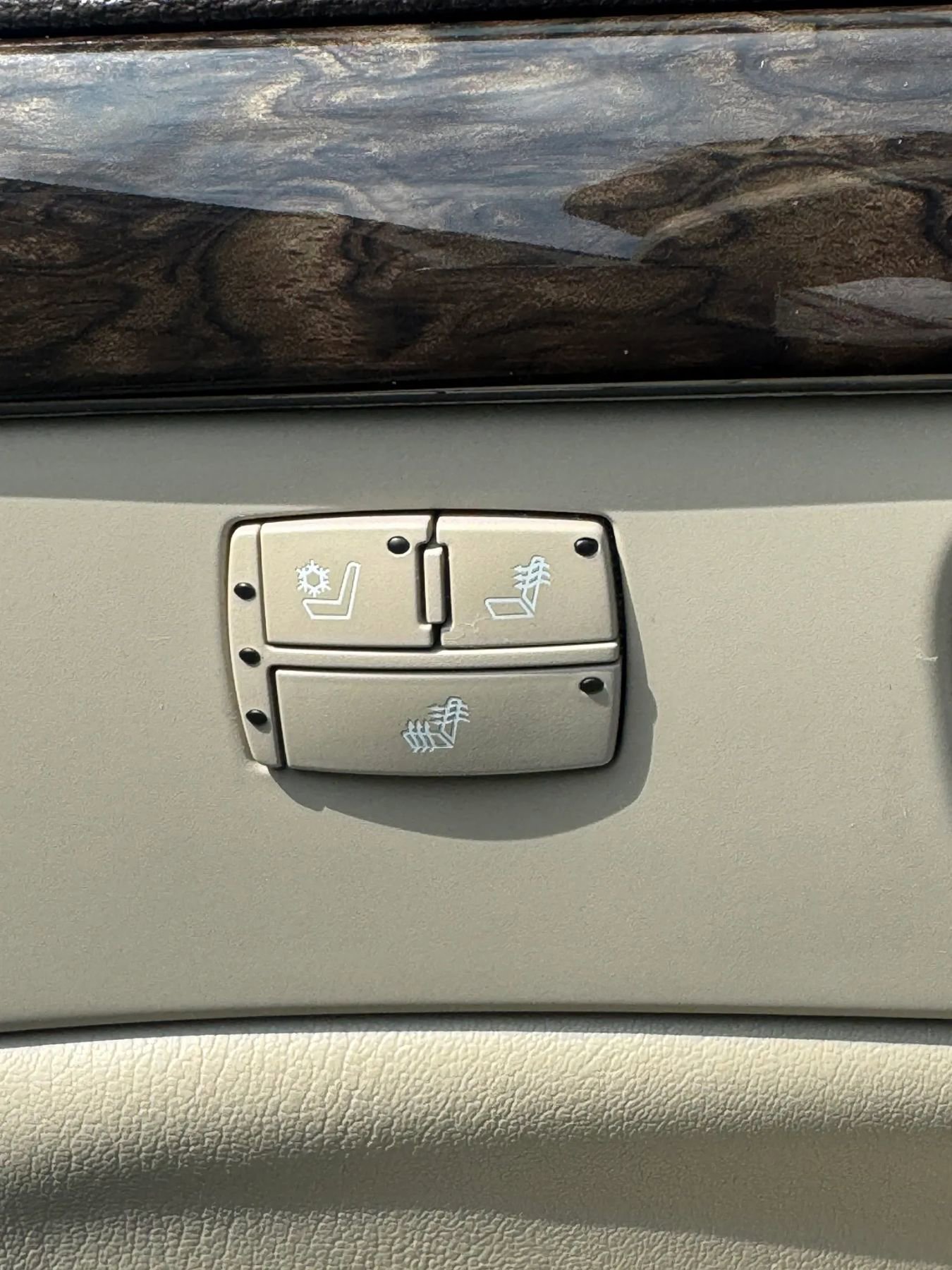 Used 2011 Cadillac DTS Luxury FWD image 32
