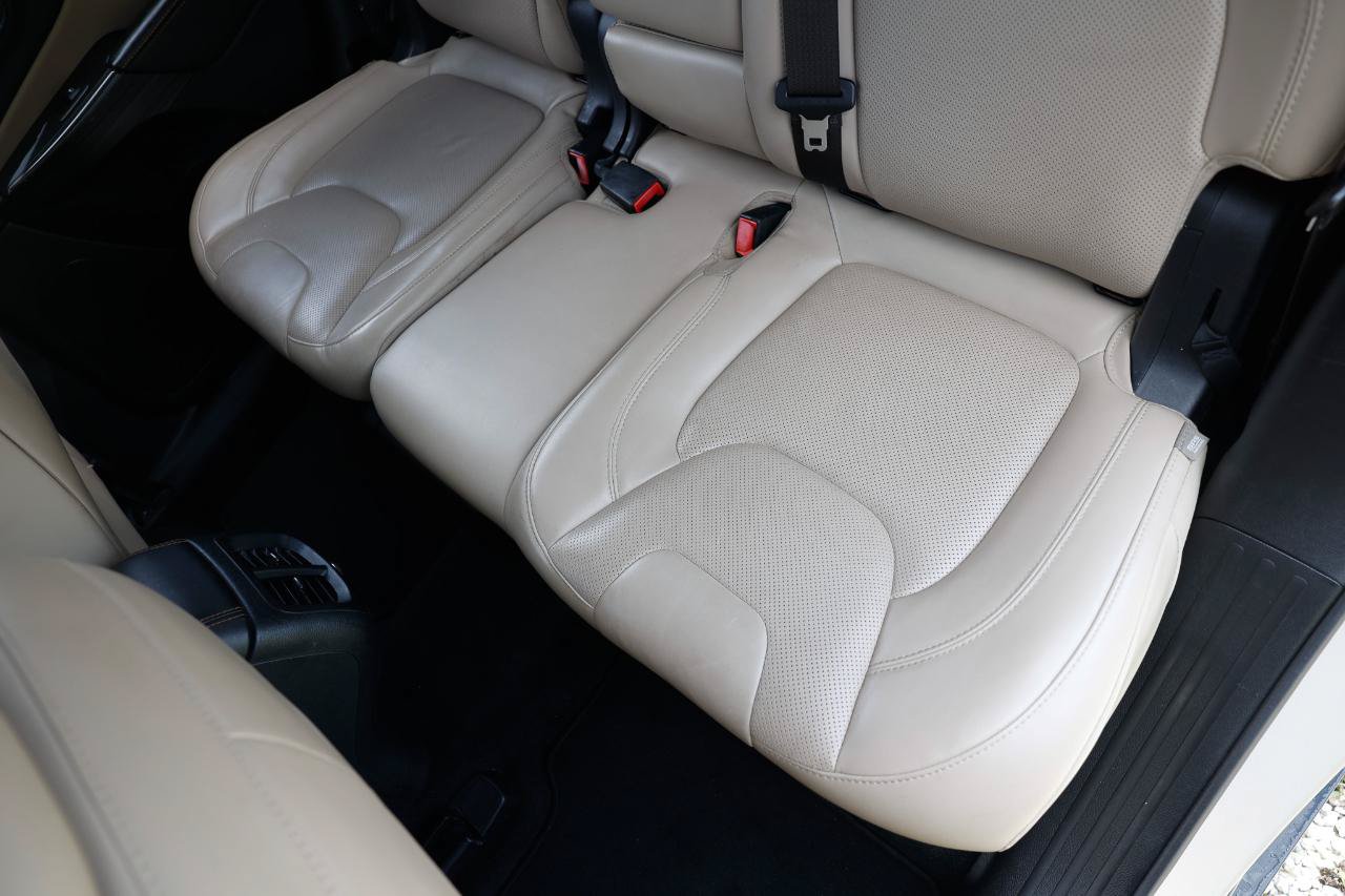 Used 2015 Jeep Cherokee Limited w/ Luxury Group FWD image 10
