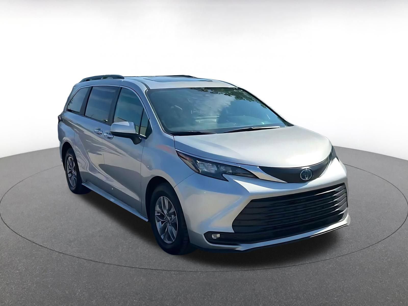 Used 2025 Toyota Sienna XLE FWD image 3