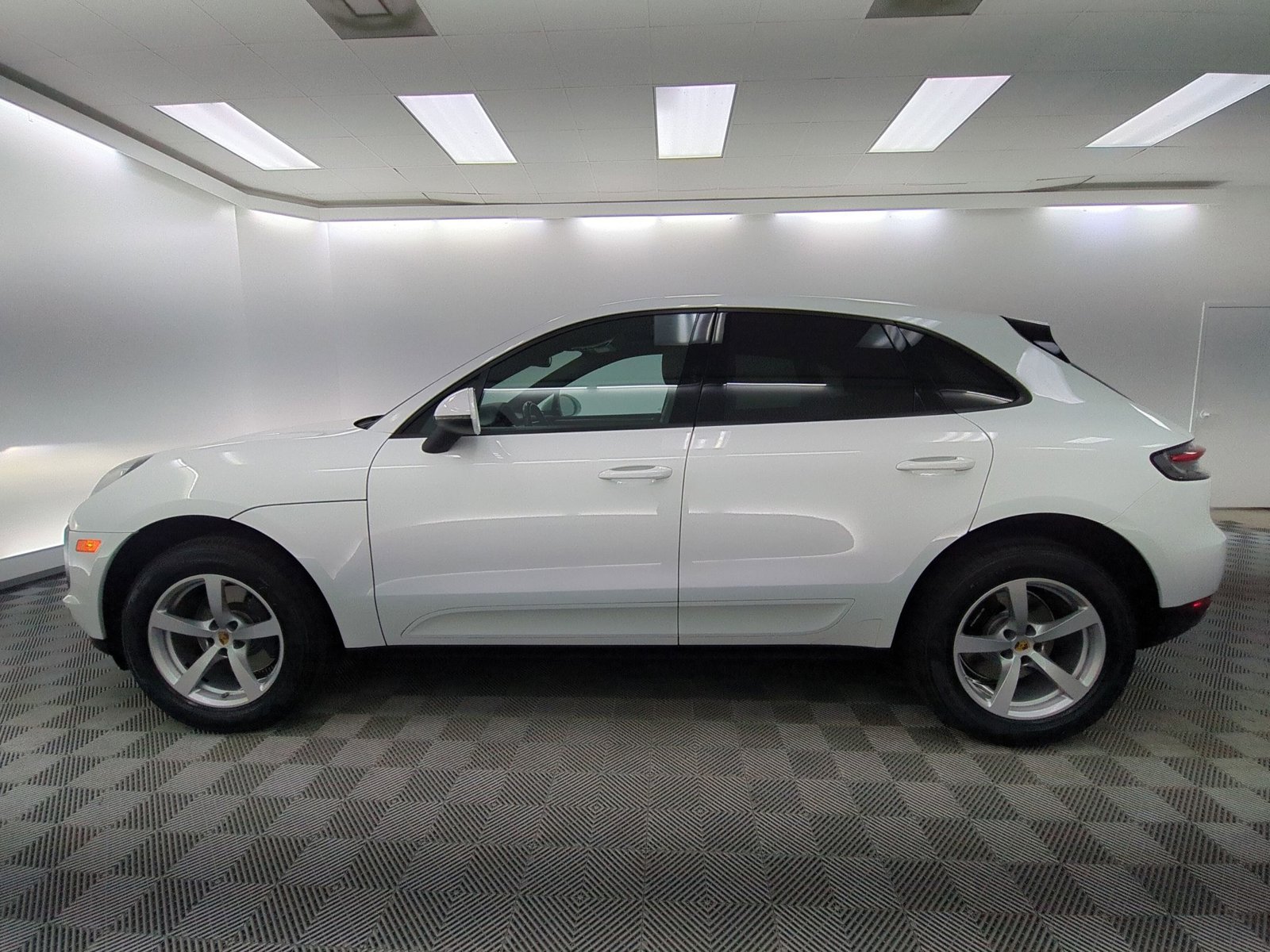 Certified 2020 Porsche Macan AWD/4WD image 2